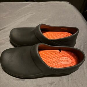 CROCS Black woman’s non slip work shoes
